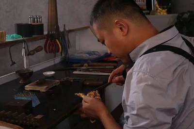 這位潮陽(yáng)人是國(guó)內(nèi)最大的黃金首飾加工制造商,創(chuàng)下業(yè)內(nèi)多個(gè)第一